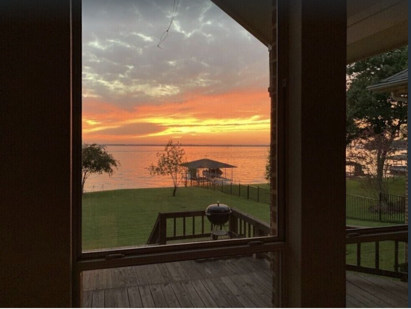 Out Of This World Sunsets At Newly Remodeled Cedar Creek Lake Home