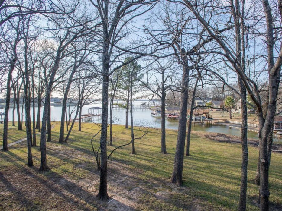 Porch Grove - Southern Charm at it's Finest on Cedar Creek Lake
