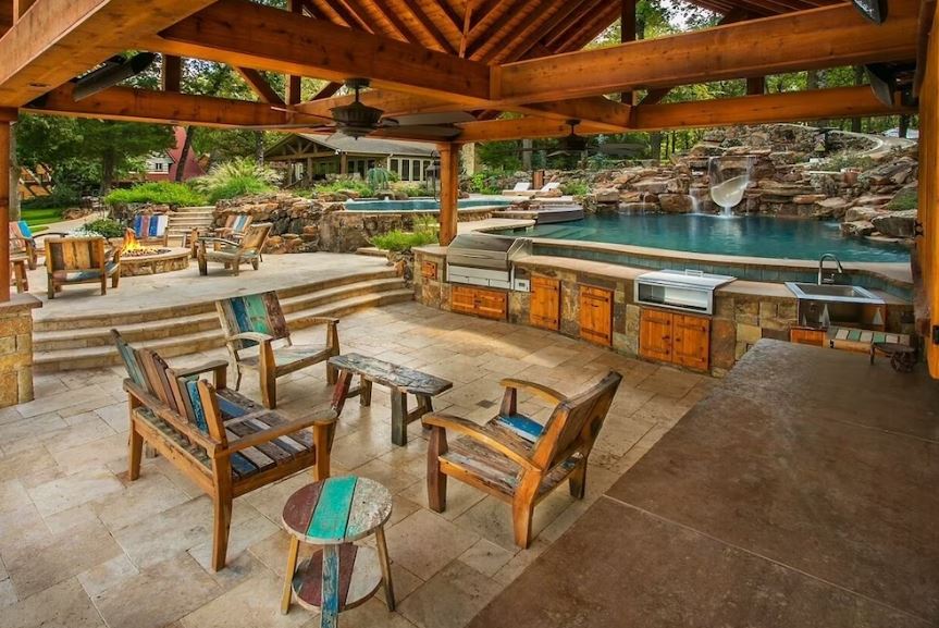 Gorgeous Resort-style Retreat on Cedar Creek Lake