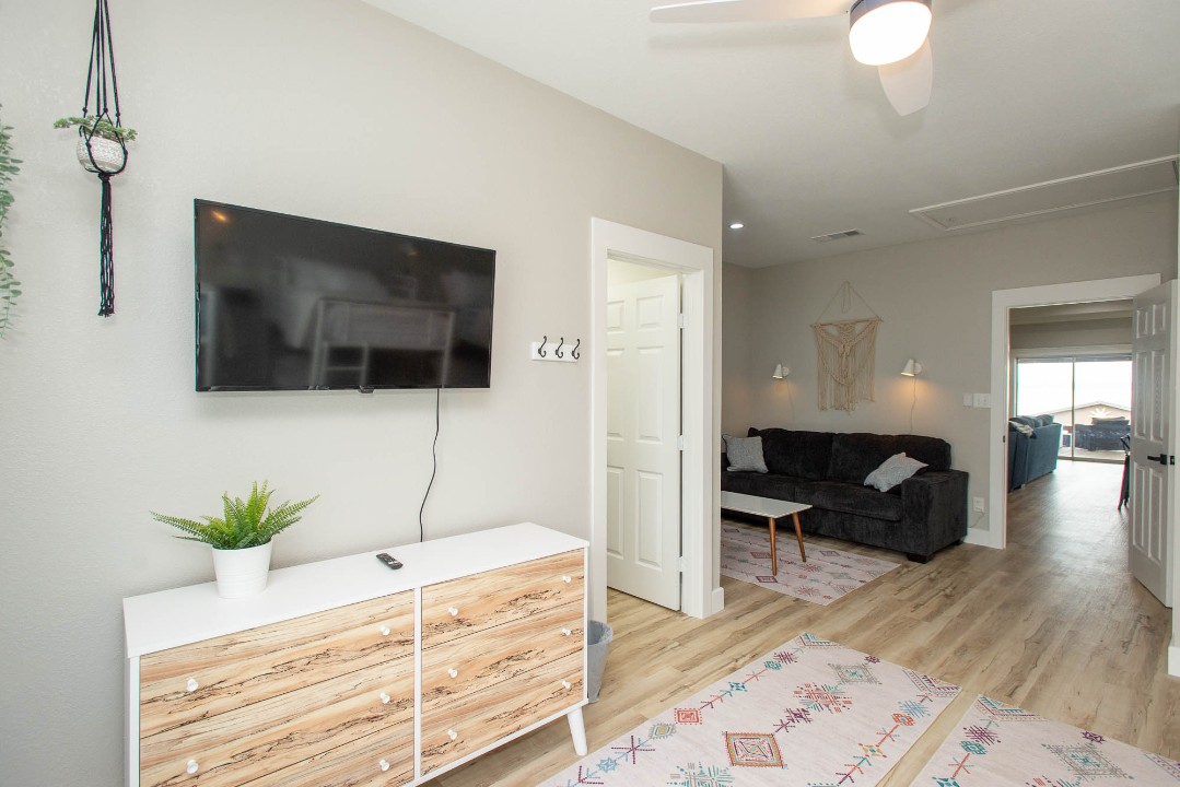 Deep Blue - Cedar Creek Lake Getaways