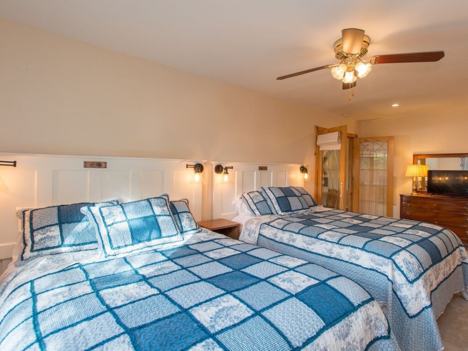 Peninsula Pt - Cedar Creek Lake Getaways