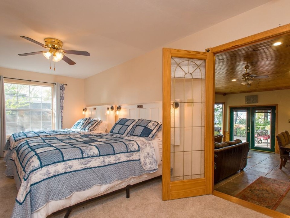 Peninsula Pt - Cedar Creek Lake Getaways